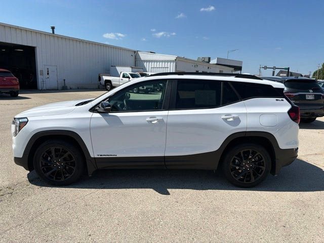 Used 2023 GMC Terrain SLE w/ Driver Convenience Package AWD/4WD image 2