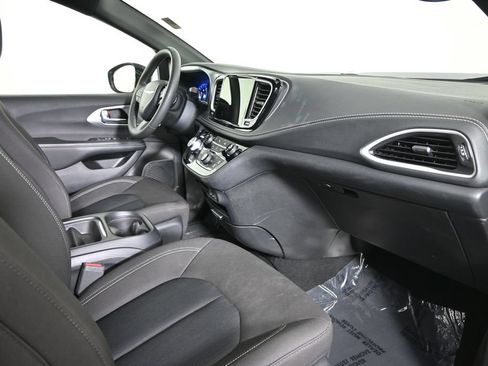 Used 2024 Chrysler Pacifica Touring FWD image 13