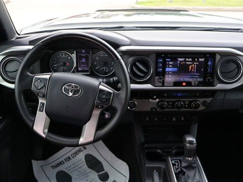 Used 2016 Toyota Tacoma Limited w/ Towing Package image 11