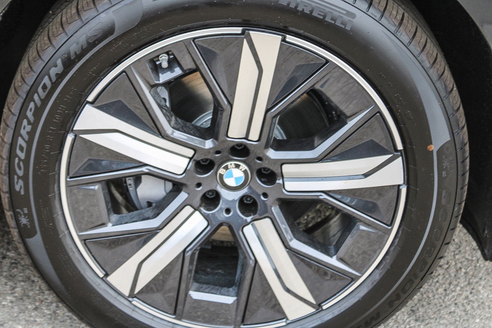 New 2026 BMW iX xDrive60 w/ Premium Package AWD/4WD image 9