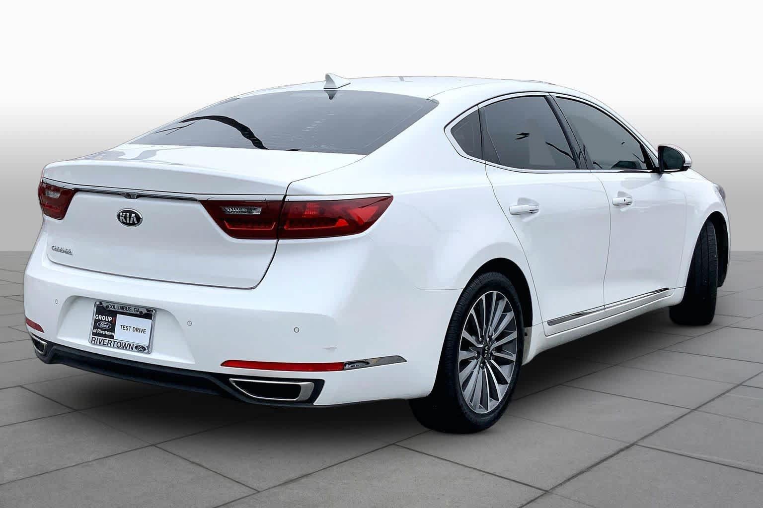 Used 2017 Kia Cadenza Premium w/ Luxury Package FWD image 12
