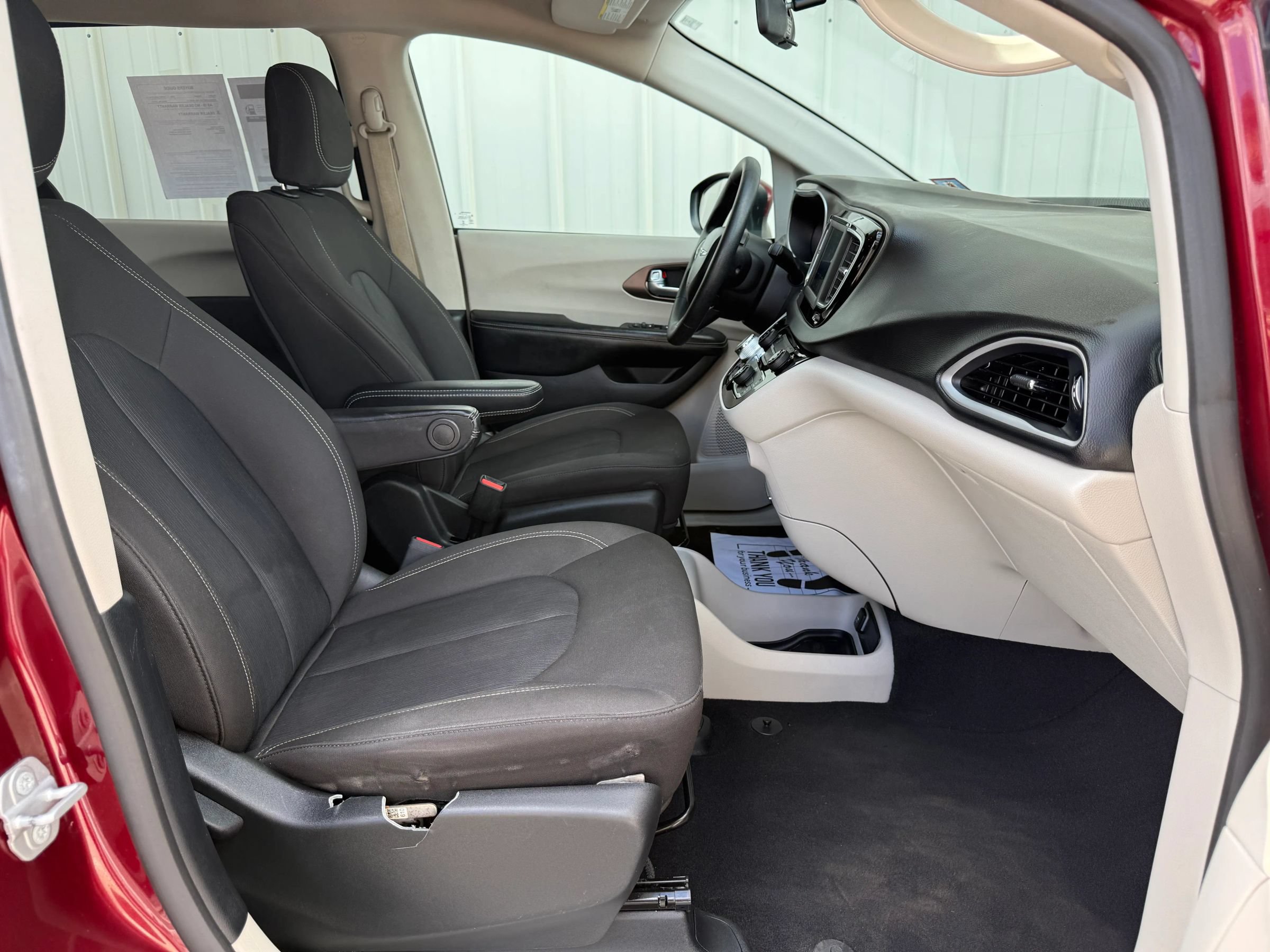 Used 2020 Chrysler Voyager L FWD image 32