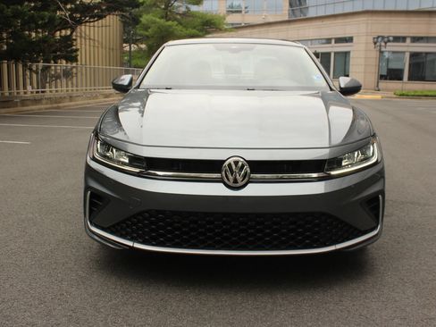 Used 2025 Volkswagen Jetta SE FWD image 3