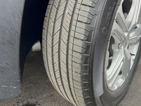 Used 2024 GMC Terrain SLE w/ Driver Convenience Package image 11