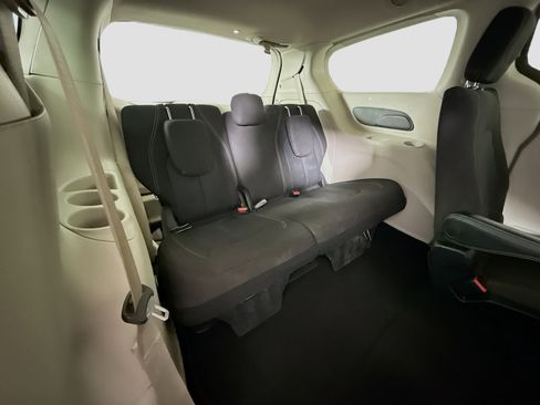 Used 2022 Chrysler Voyager LX FWD image 41