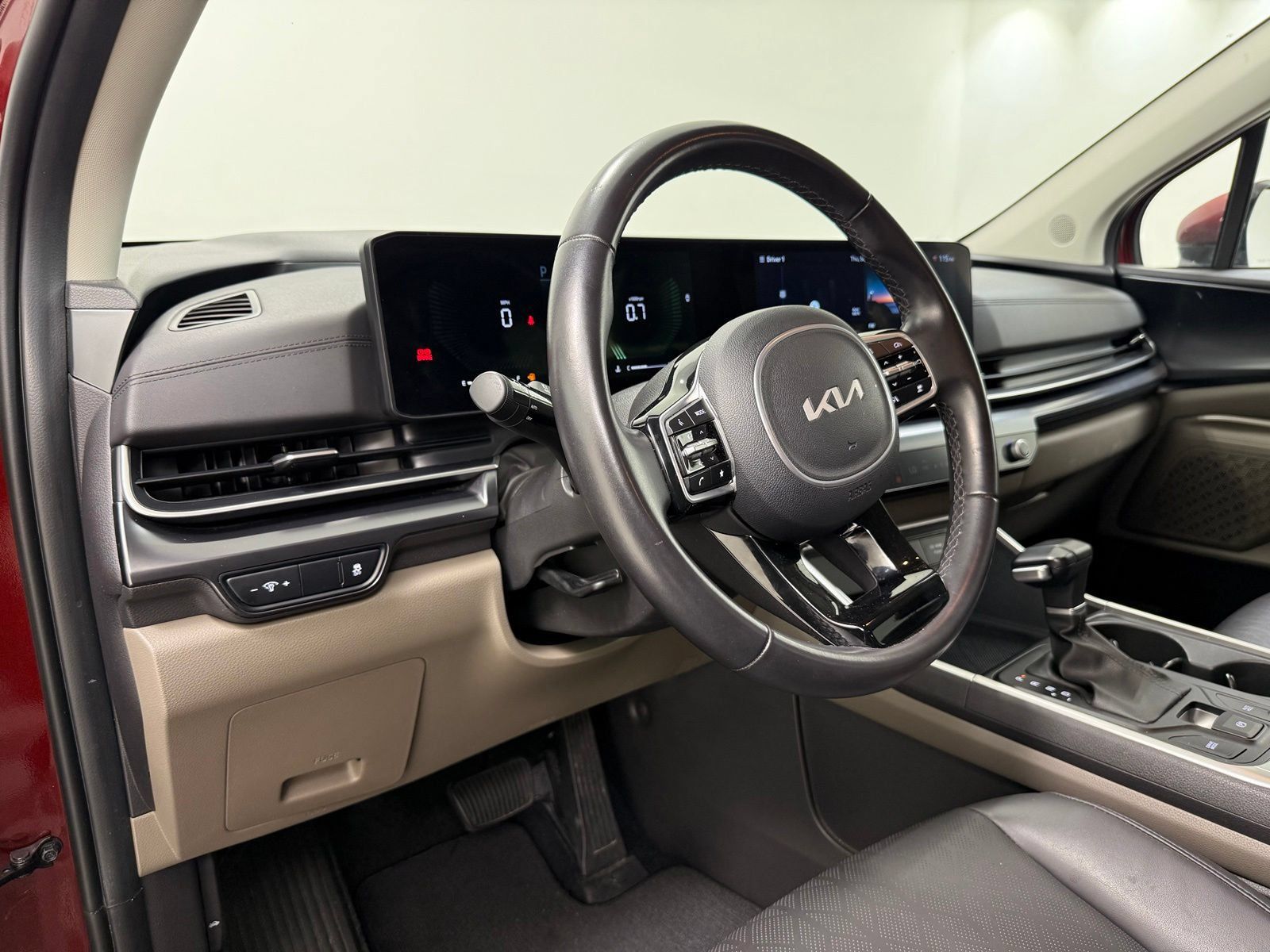 Used 2025 Kia Carnival FWD image 12