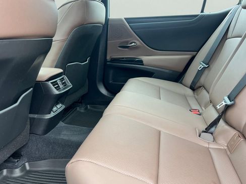 Used 2025 Lexus ES 300h w/ Premium Package image 5