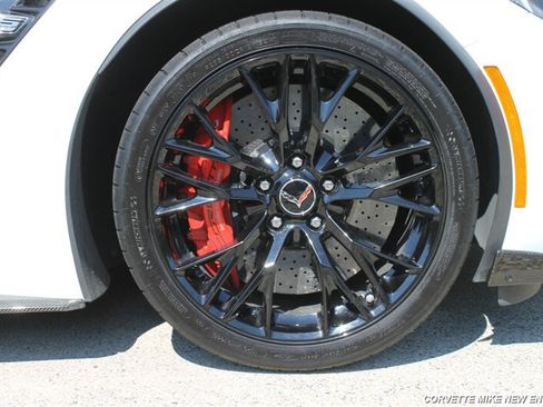 Used 2015 Chevrolet Corvette Z06 w/ 3LZ Preferred Equipment Group RWD image 29