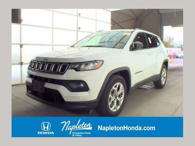 Used 2025 Jeep Compass Latitude w/ Sun & Sound Group AWD/4WD image 1