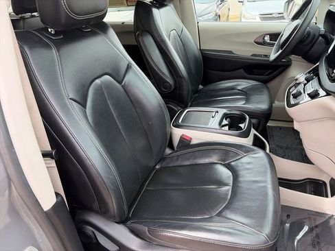 Used 2022 Chrysler Pacifica Touring-L image 35