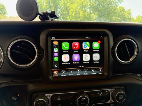 Used 2018 Jeep Wrangler Unlimited Sahara AWD/4WD image 4