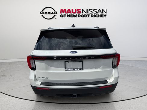 Used 2025 Ford Explorer Active RWD image 11