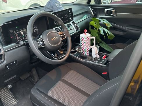 Used 2023 Kia Sorento LX image 2