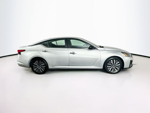 Used 2025 Nissan Altima 2.5 SV FWD image 10