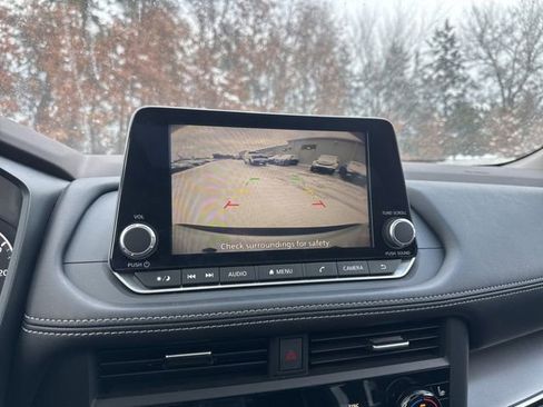 Used 2023 Nissan Rogue SV w/ SV Premium B Package image 5