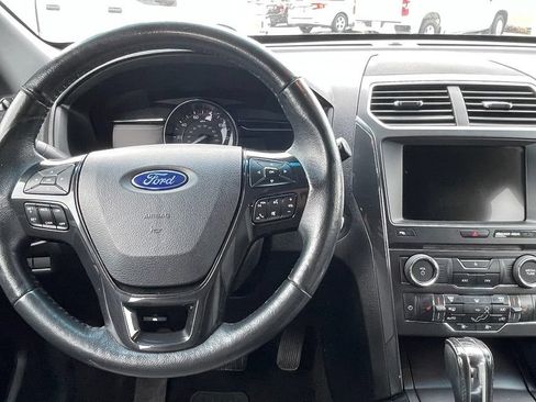 Used 2017 Ford Explorer XLT w/ Equipment Group 202A FWD image 15