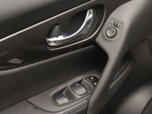 Used 2018 Nissan Rogue SV AWD/4WD image 27