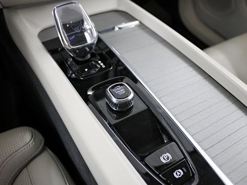 Certified 2025 Volvo XC60 B5 Ultra w/ Protection Package Premier AWD/4WD image 37