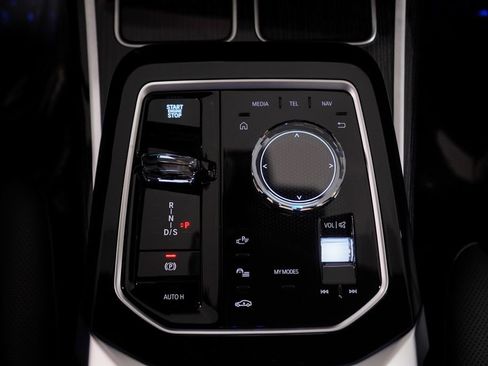 Used 2025 BMW 740i w/ Premium Package image 13