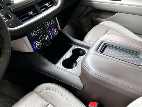 Used 2022 GMC Yukon SLT w/ SLT Premium Package image 16