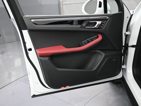 Certified 2026 Porsche Macan AWD/4WD image 15
