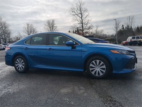 Used 2020 Toyota Camry LE image 2