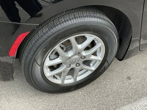 Used 2025 Chrysler Pacifica Select image 15