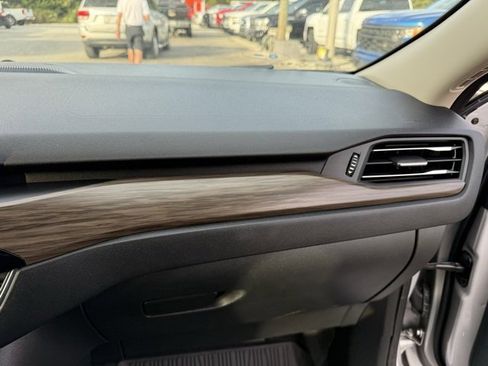 Used 2020 Ford Escape Titanium image 9