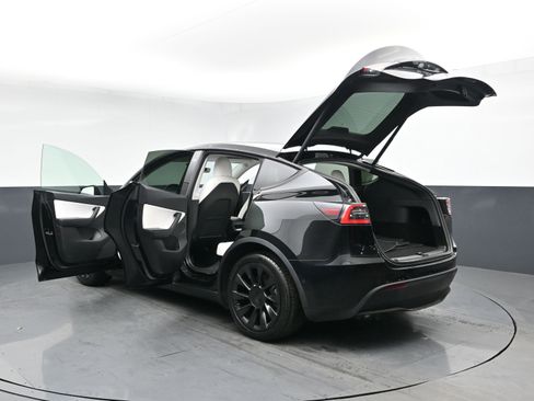 Used 2021 Tesla Model Y Long Range AWD/4WD image 27