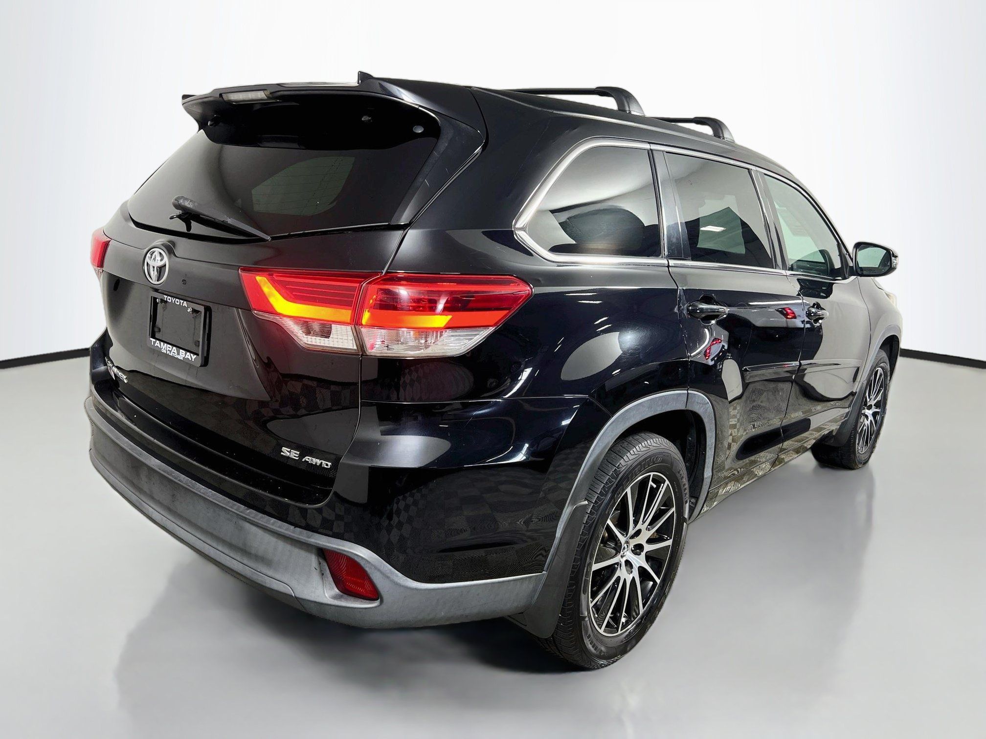 Used 2018 Toyota Highlander SE w/ Carpet Mat Package (TMS) AWD/4WD image 4