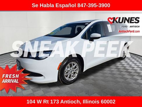 Used 2023 Chrysler Voyager LX FWD image 3