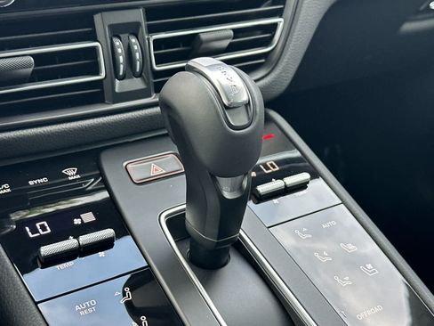 Certified 2025 Porsche Macan AWD/4WD image 25