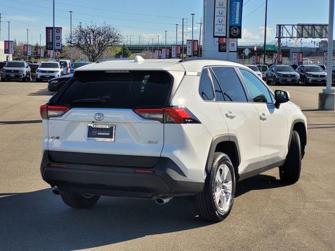 Used 2020 Toyota RAV4 XLE w/ Convenience Package image 5