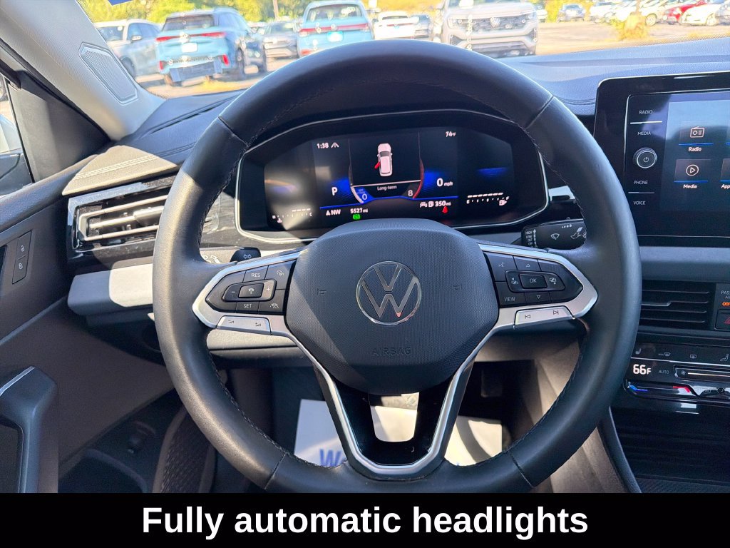 Used 2025 Volkswagen Jetta SE w/ Sunroof Package FWD image 17
