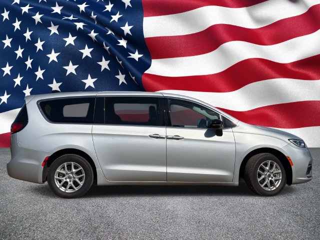 Used 2024 Chrysler Pacifica Touring-L FWD image 4