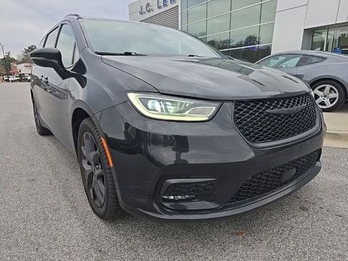 Used 2023 Chrysler Pacifica Limited w/ Uconnect Theater Family Group image 1