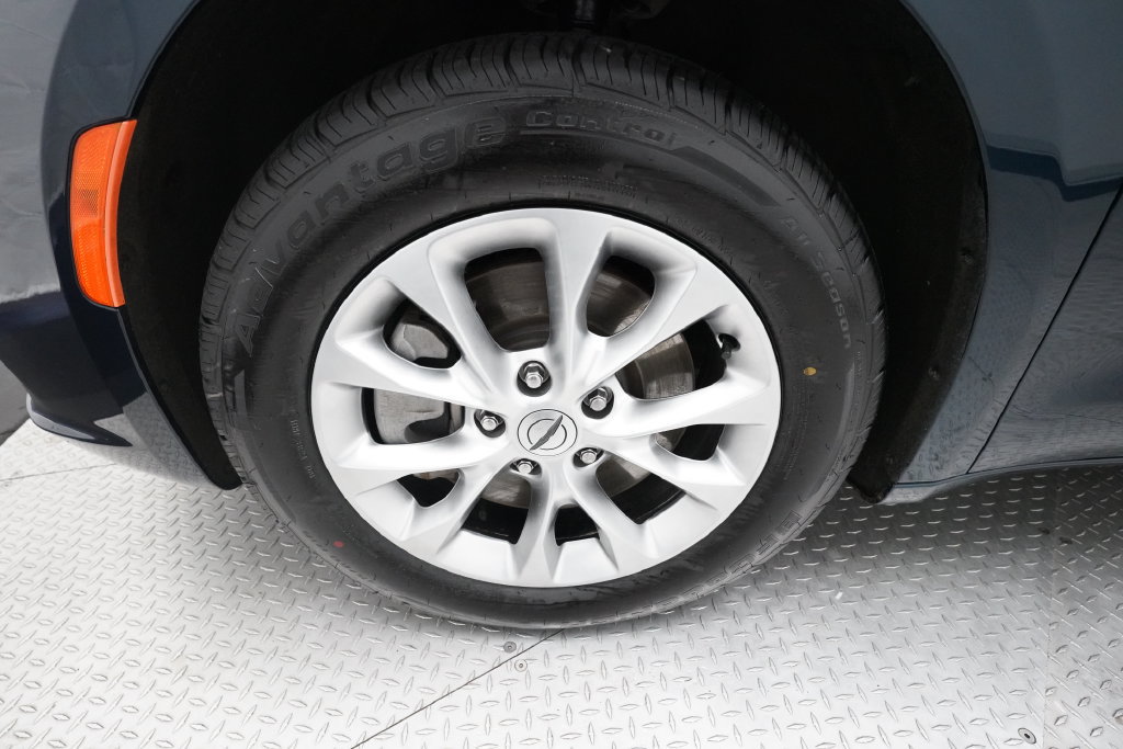 Used 2024 Chrysler Pacifica Touring-L AWD/4WD image 26