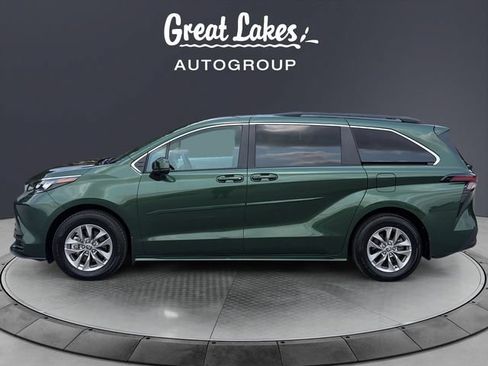 Used 2025 Toyota Sienna LE w/ LE Plus Package AWD/4WD image 2