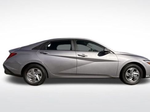 Used 2025 Hyundai Elantra SE FWD image 4