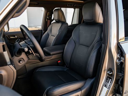 Used 2025 Lexus GX 550 w/ Accessory Package (2T) image 32