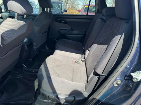 Used 2021 Toyota Highlander LE image 10