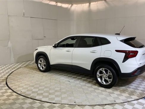 Used 2024 Chevrolet Trax LS w/ LS Convenience Package image 6