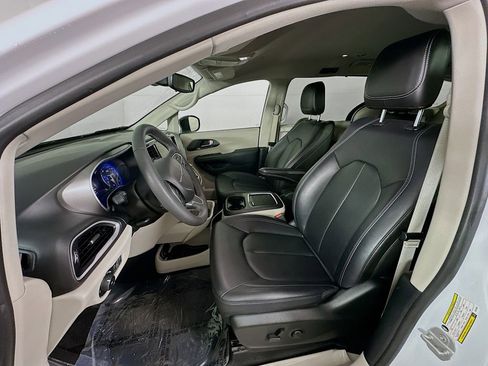 Certified 2024 Chrysler Pacifica Touring-L image 31