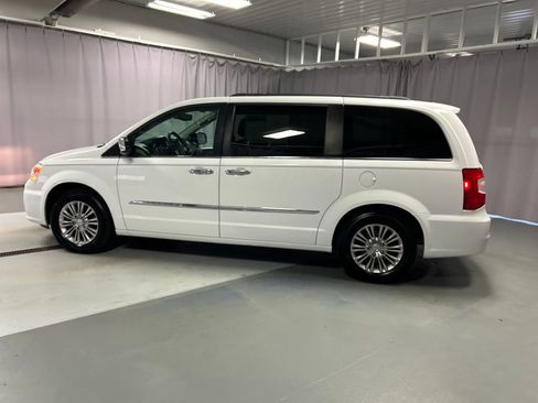 Used 2016 Chrysler Town & Country Touring-L FWD image 4