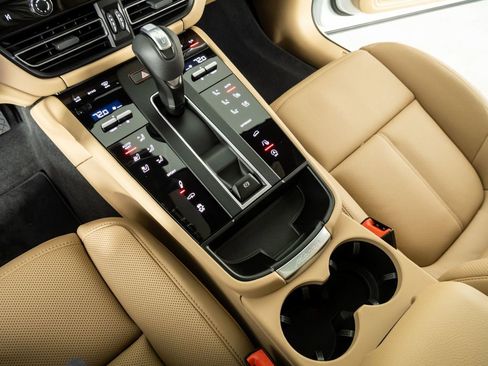 New 2026 Porsche Macan image 18