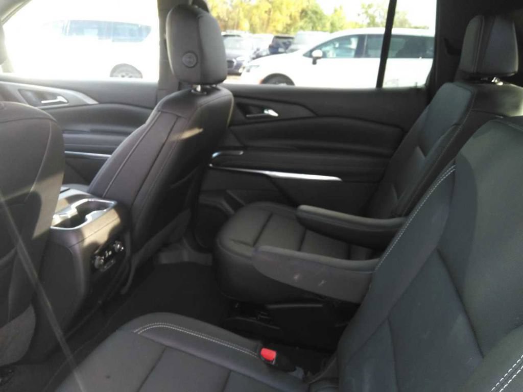 Used 2026 Chevrolet Traverse LT AWD/4WD image 4
