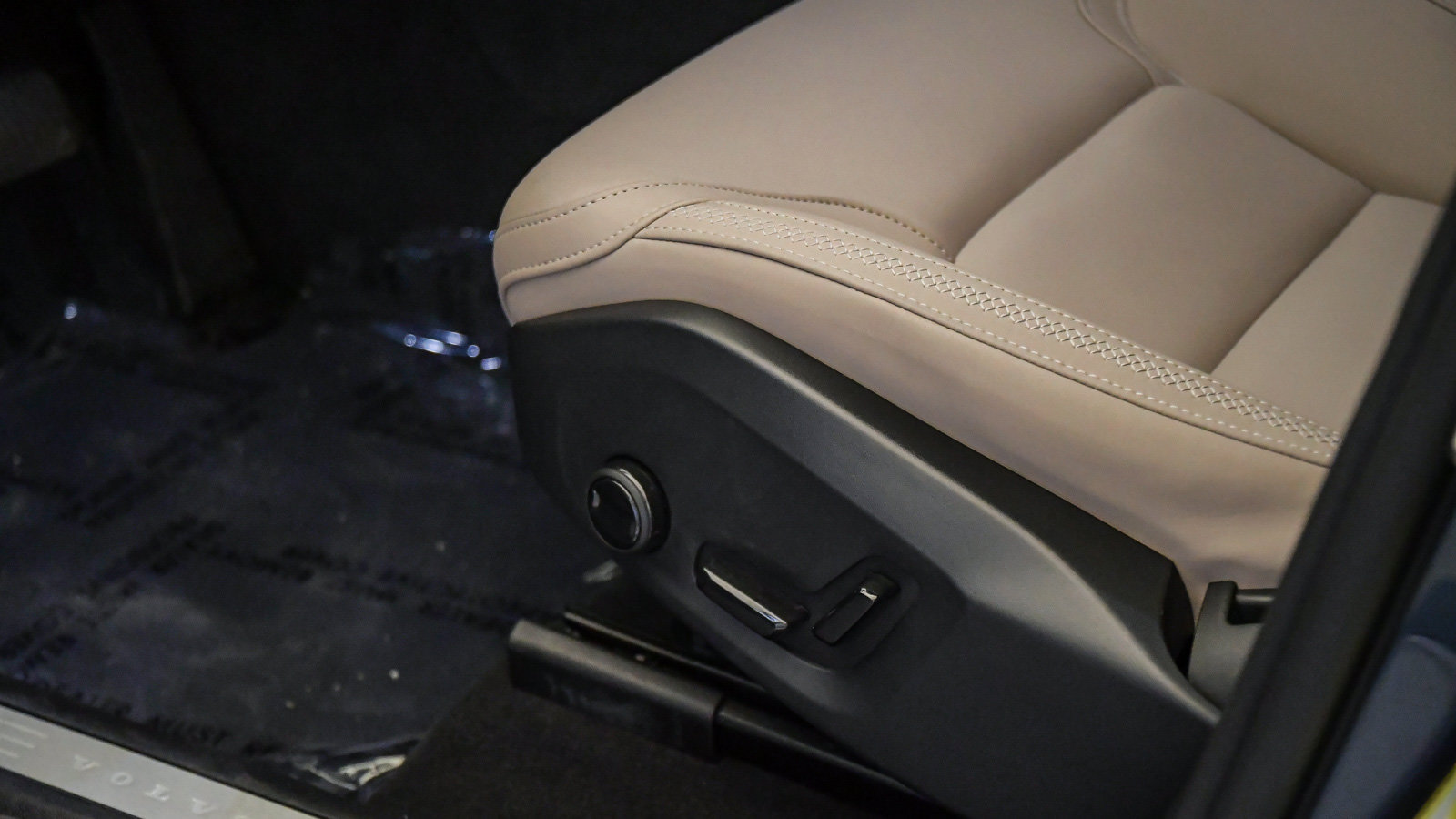 Certified 2026 Volvo XC60 B5 Plus AWD/4WD image 22