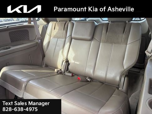 Used 2013 Chrysler Town & Country Limited w/ Luxury Group image 22