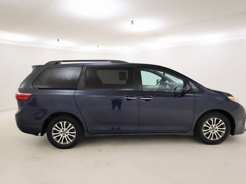 Used 2018 Toyota Sienna XLE w/ Carpet Mat Package image 2