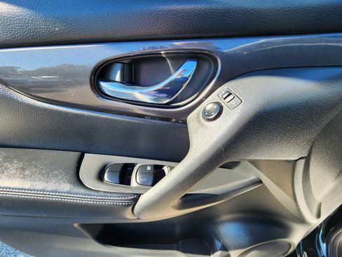 Used 2020 Nissan Rogue SV image 17